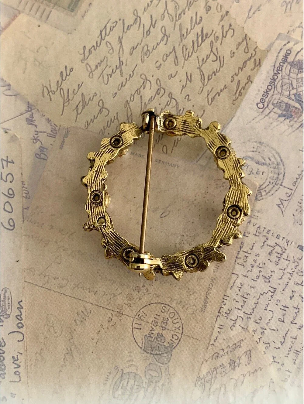 Vintage Charming Gold Tone Floral Pearl Circle Brooch Pin Accessory
